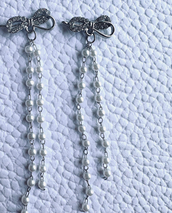 Erever silver bow and pearl dangler